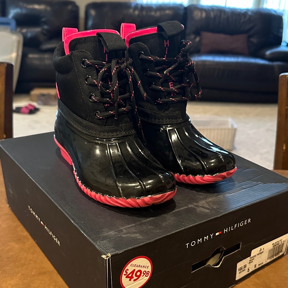 🦆 Tommy Hilfiger Kids Black and Pink Snow/Rain Boots - 5 ☔️ ❄️
